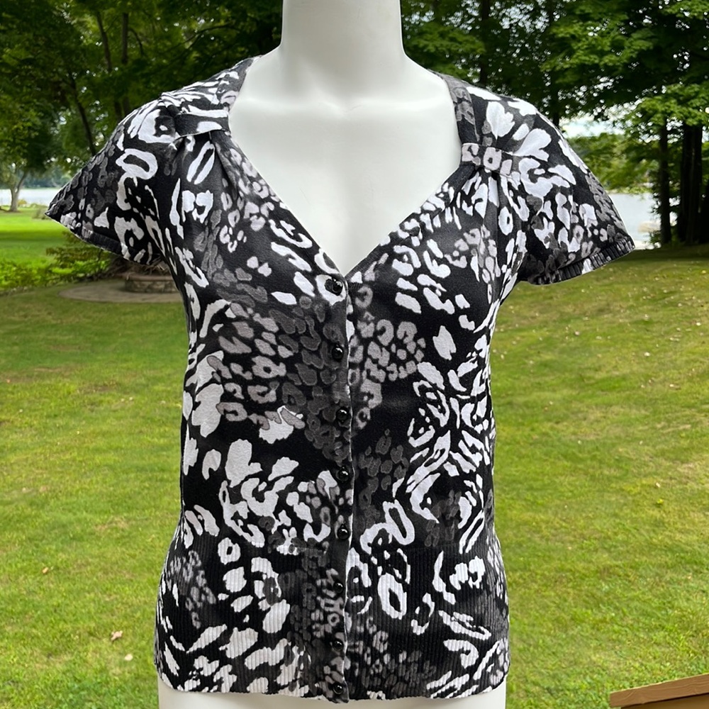 East 5th unworn cap sleeve sweater M